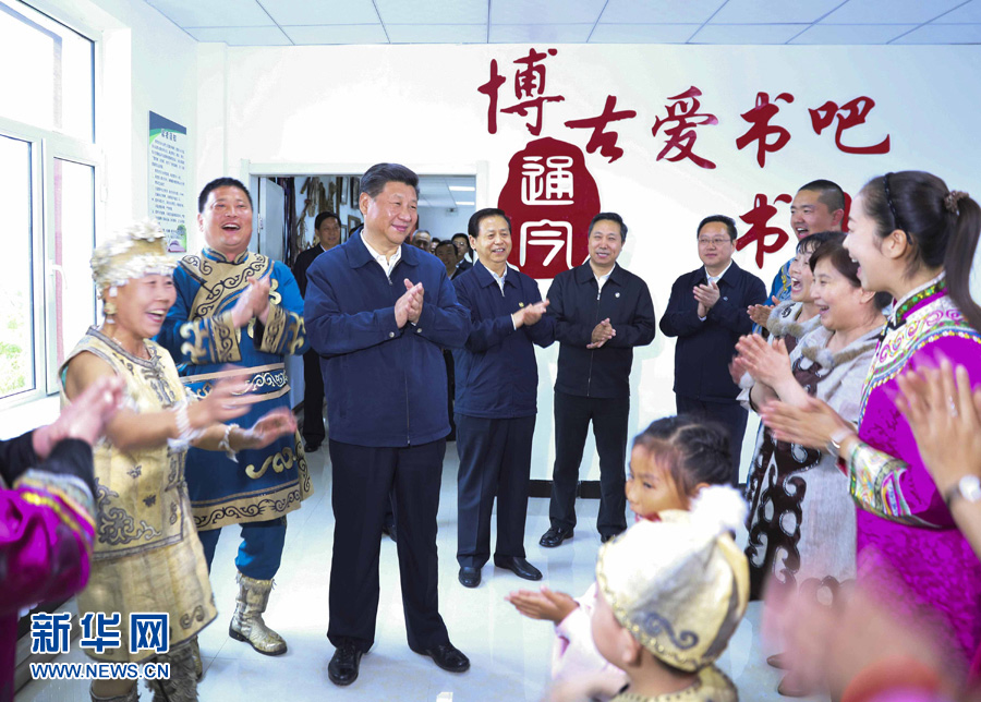 5月23日至25日,中共中央总书记、国家主席、中央军委主席习近平在黑龙江考察调研。这是5月24日下午,习近平在佳木斯市同江市八岔赫哲族乡八岔村观看伊玛堪说唱教学。 新华社记者 兰红光 摄
