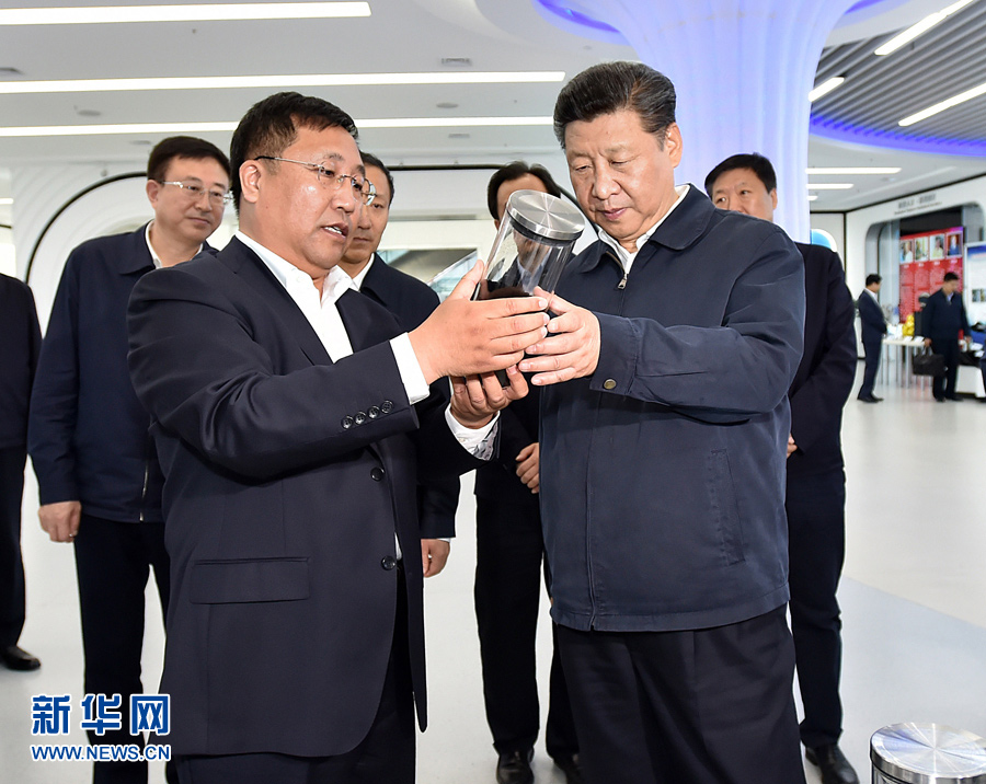 5月23日至25日,中共中央总书记、国家主席、中央军委主席习近平在黑龙江考察调研。这是5月25日上午,习近平在哈尔滨科技创新创业大厦察看石墨烯高新技术成果展示。 新华社记者 李涛 摄