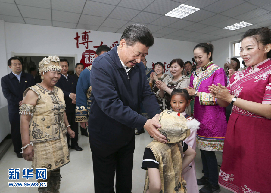 5月23日至25日,中共中央总书记、国家主席、中央军委主席习近平在黑龙江考察调研。这是5月24日下午,习近平在佳木斯市同江市八岔赫哲族乡八岔村同正在进行伊玛堪说唱教学的村民们亲切交流。 新华社记者 兰红光 摄