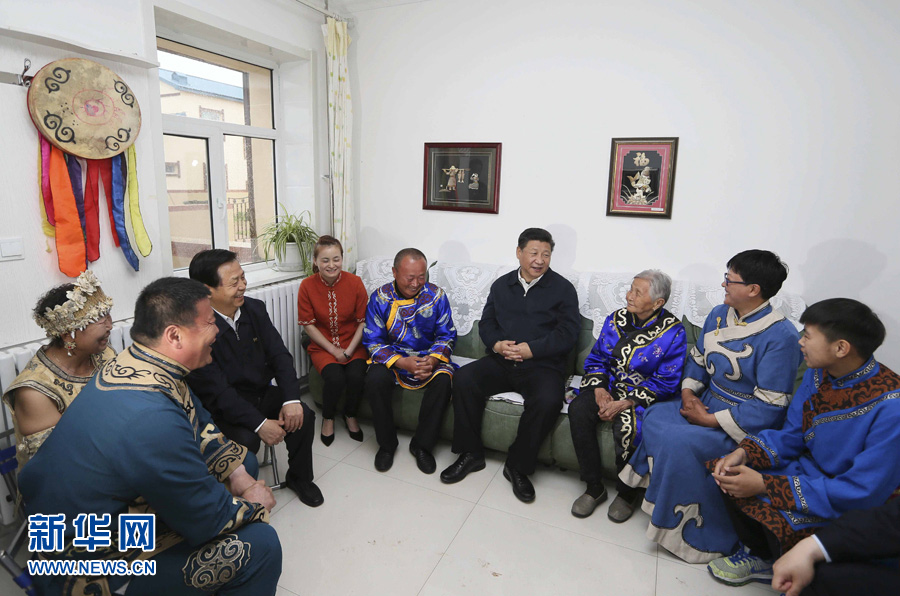5月23日至25日,中共中央总书记、国家主席、中央军委主席习近平在黑龙江考察调研。这是5月24日下午,习近平在佳木斯市同江市八岔赫哲族乡八岔村村民尤桂兰(右三)家中看望。 新华社记者 兰红光 摄