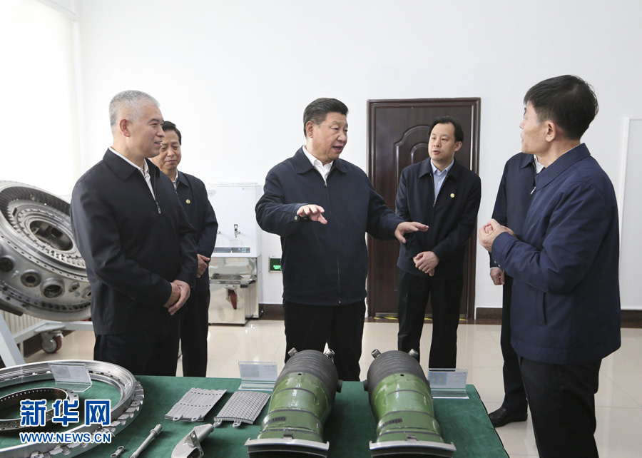 5月23日至25日,中共中央总书记、国家主席、中央军委主席习近平在黑龙江考察调研。这是5月25日上午,习近平在中国船舶重工集团公司第七〇三研究所了解小型燃气轮机研发情况。 新华社记者 兰红光 摄