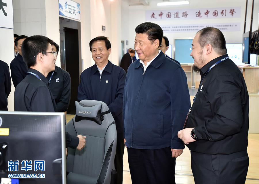 5月23日至25日,中共中央总书记、国家主席、中央军委主席习近平在黑龙江考察调研。这是5月25日上午,习近平在哈尔滨安天科技股份有限公司听取科技人员介绍网络安全技术研发情况。 新华社记者 李涛 摄