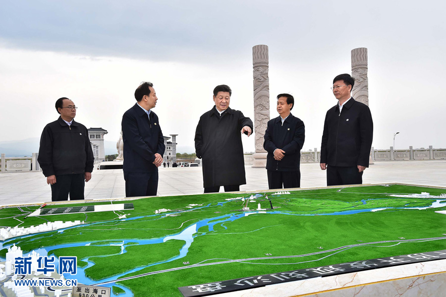 5月23日至25日,中共中央总书记、国家主席、中央军委主席习近平在黑龙江考察调研。这是5月24日上午,习近平在我国东北端中俄边界的黑瞎子岛察看该岛保护利用规划。 新华社记者 李涛 摄